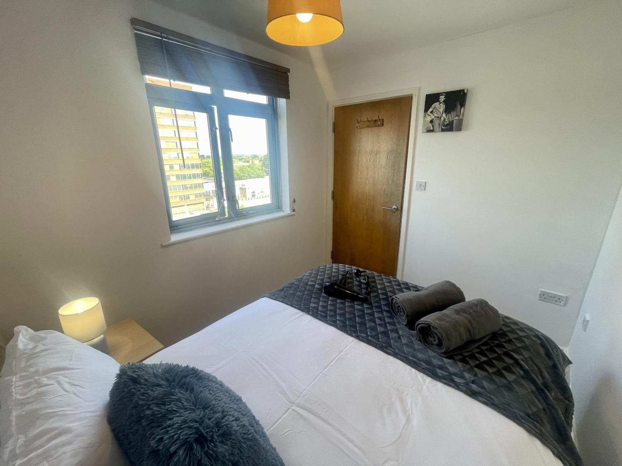 Hk Life Serviced Apartment , City Centre Swindon Ngoại thất bức ảnh