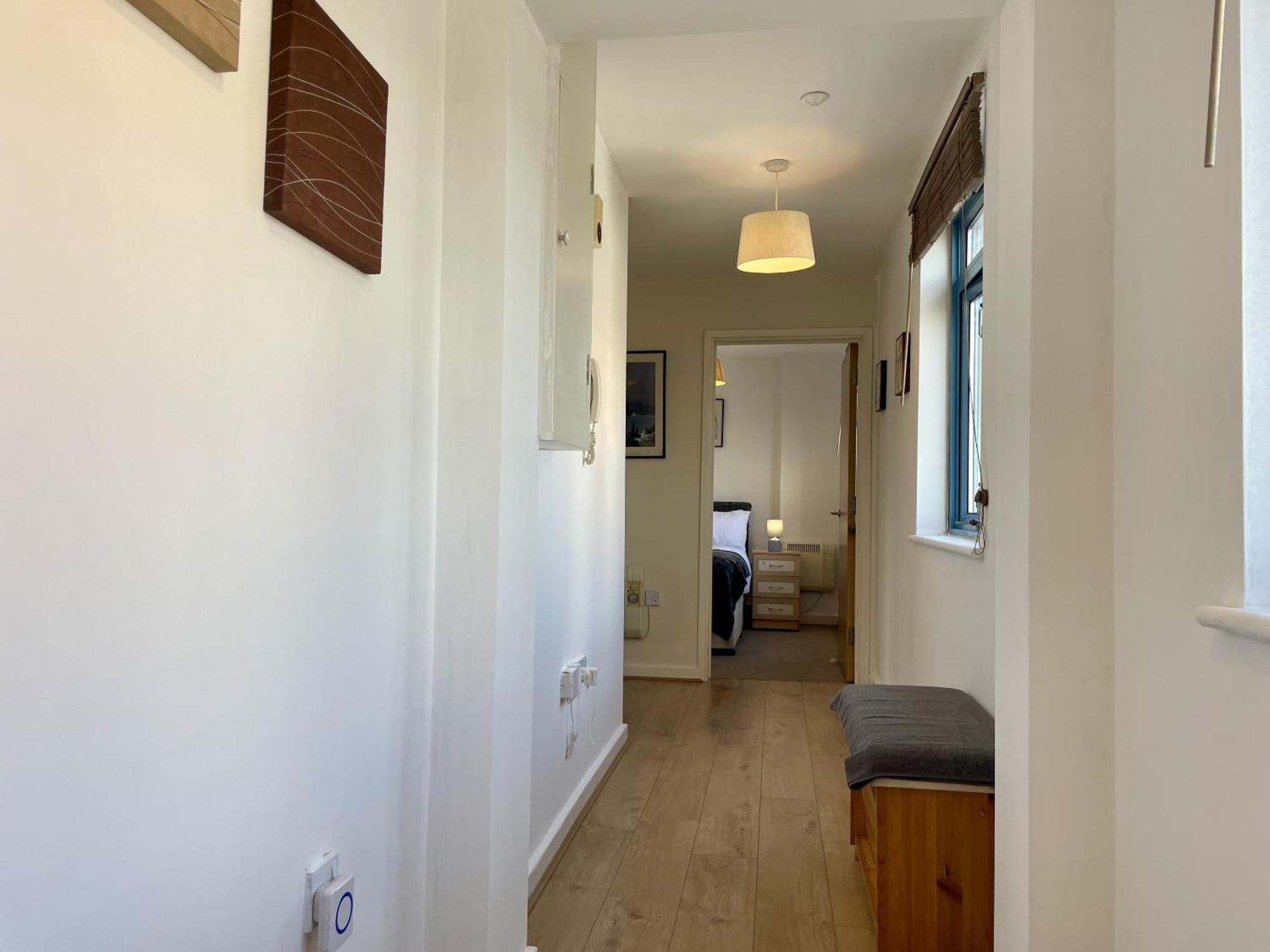 Hk Life Serviced Apartment , City Centre Swindon Ngoại thất bức ảnh