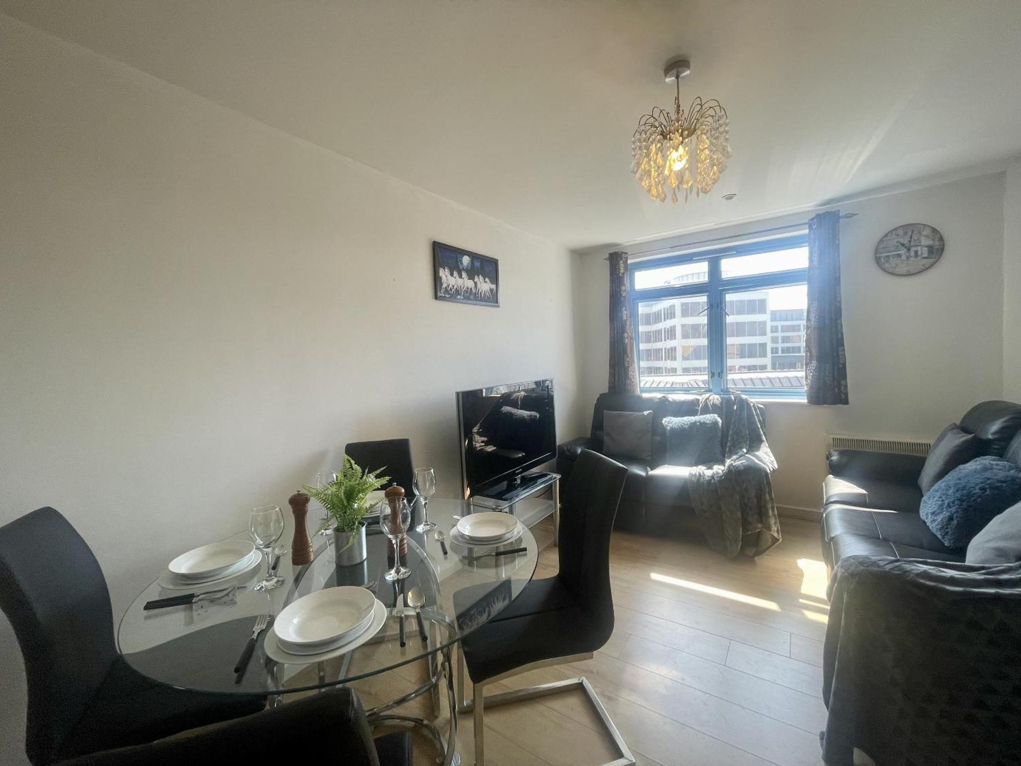 Hk Life Serviced Apartment , City Centre Swindon Ngoại thất bức ảnh