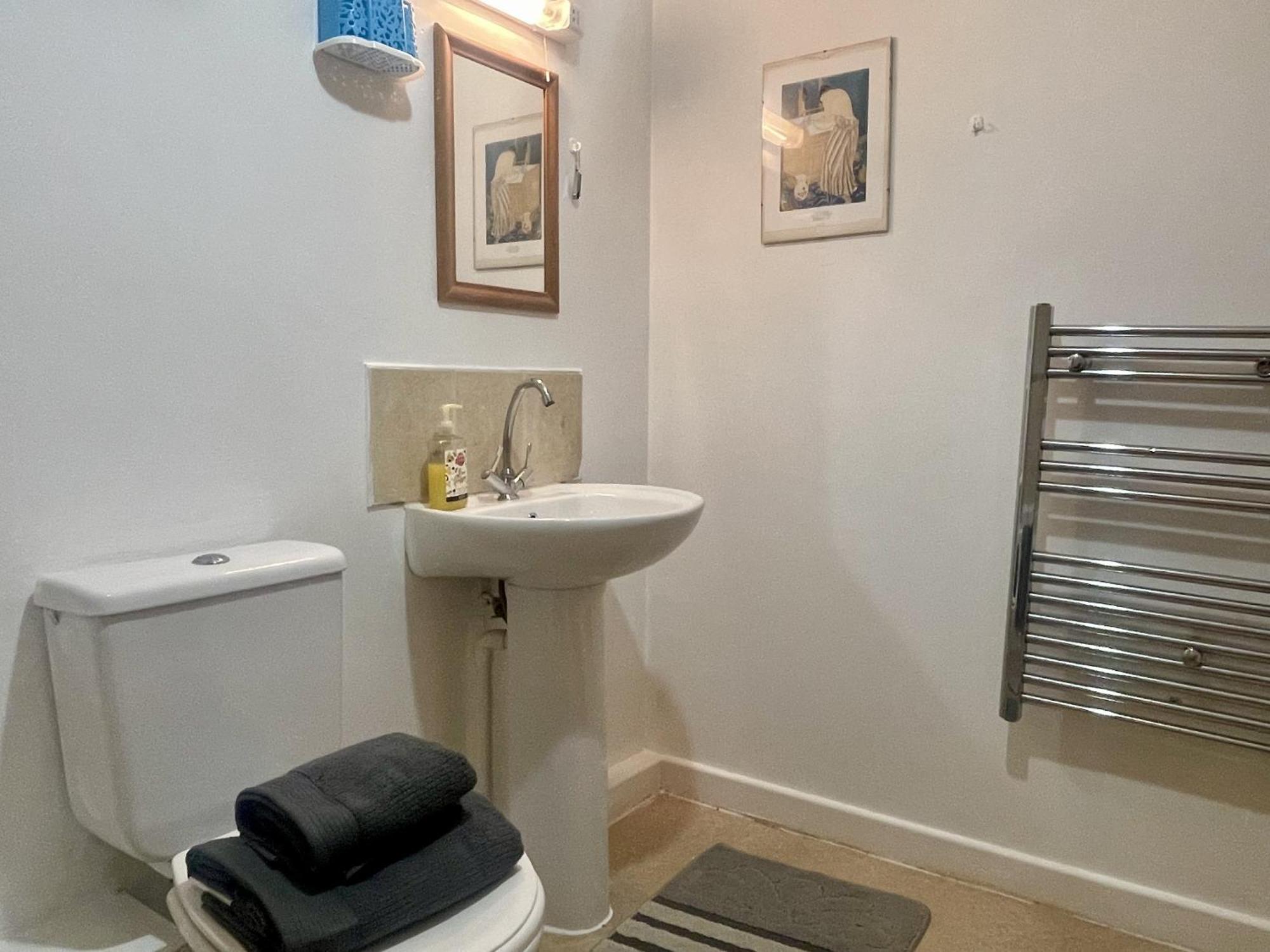 Hk Life Serviced Apartment , City Centre Swindon Ngoại thất bức ảnh
