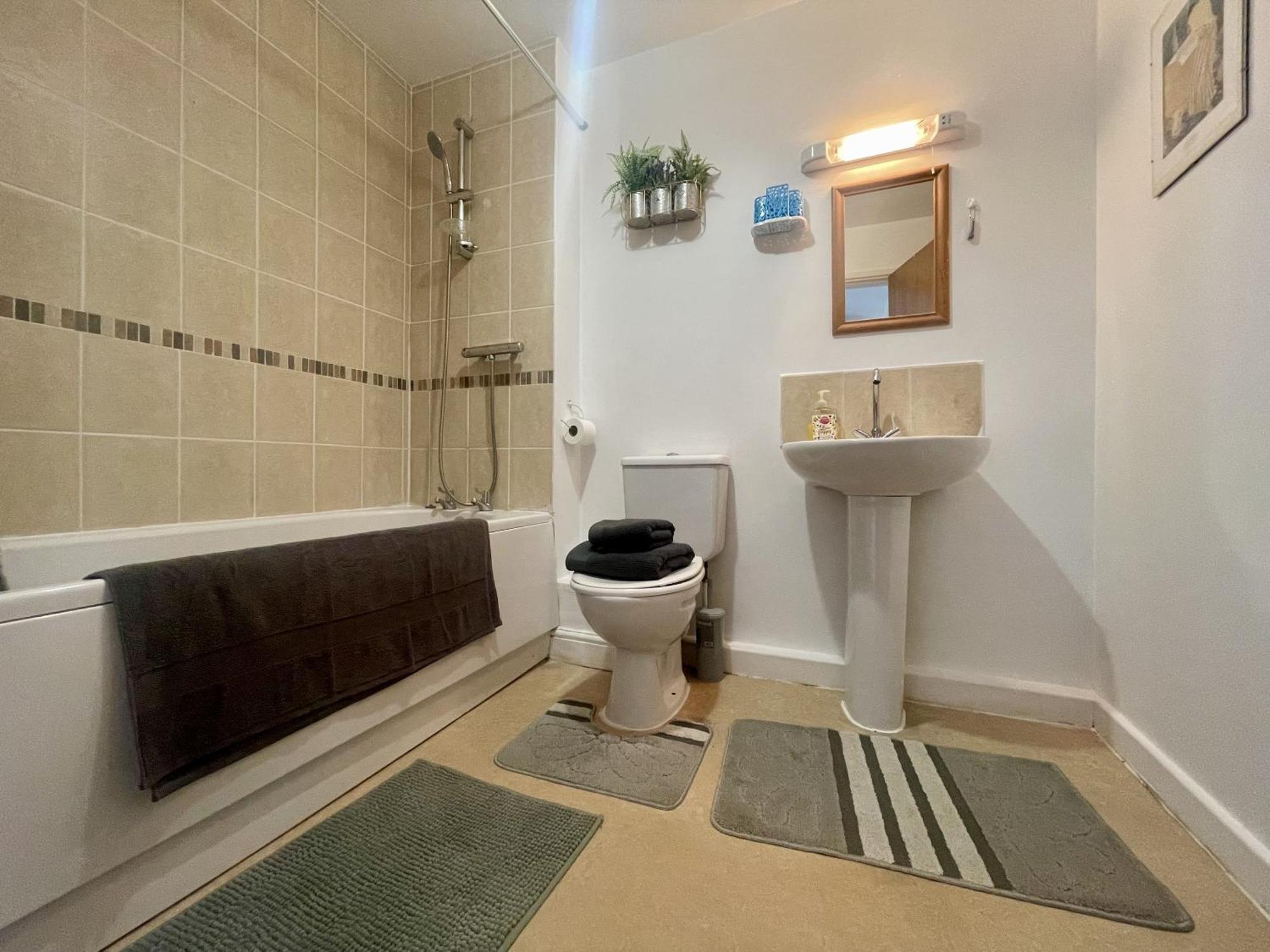 Hk Life Serviced Apartment , City Centre Swindon Ngoại thất bức ảnh