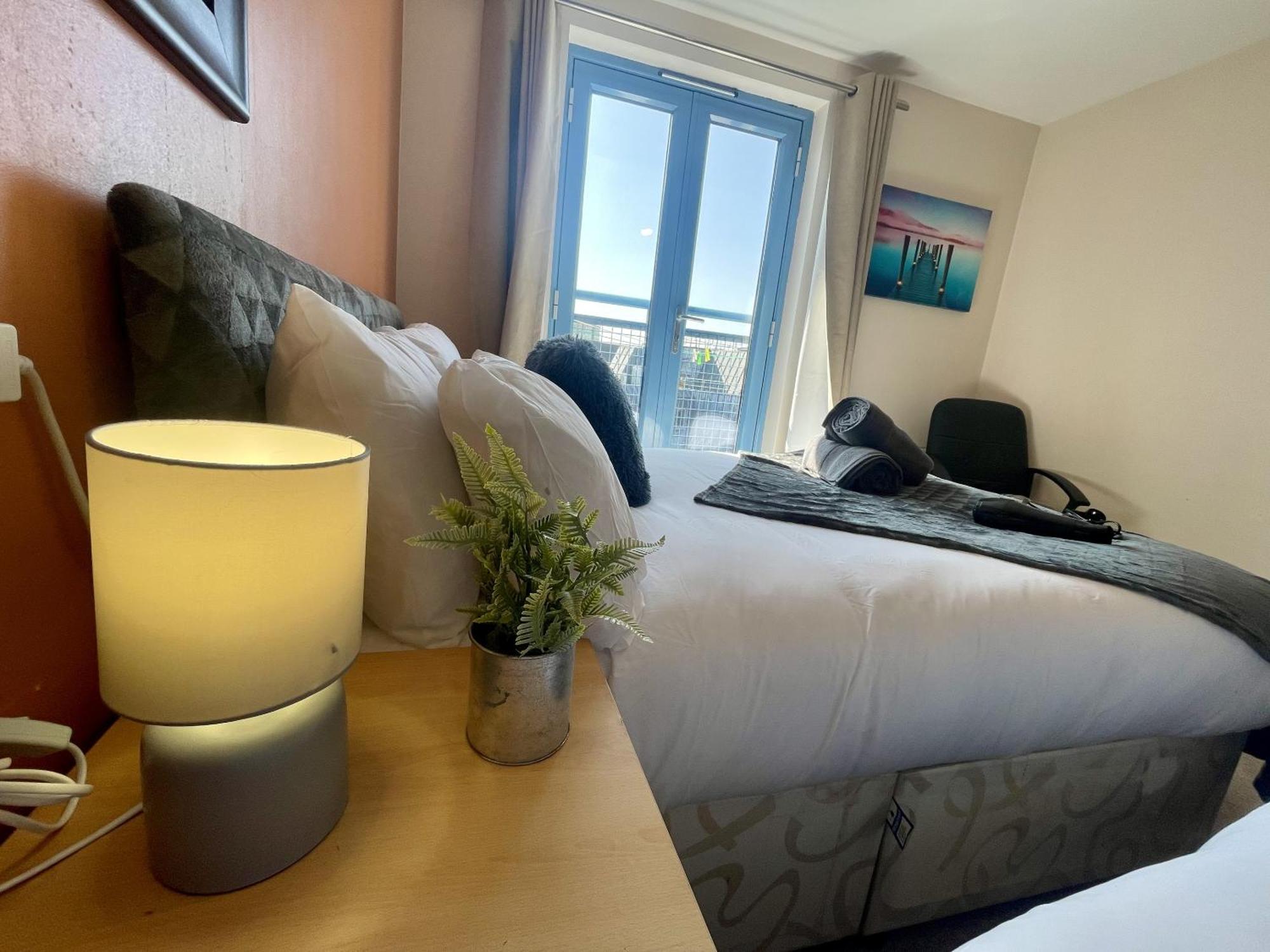 Hk Life Serviced Apartment , City Centre Swindon Ngoại thất bức ảnh