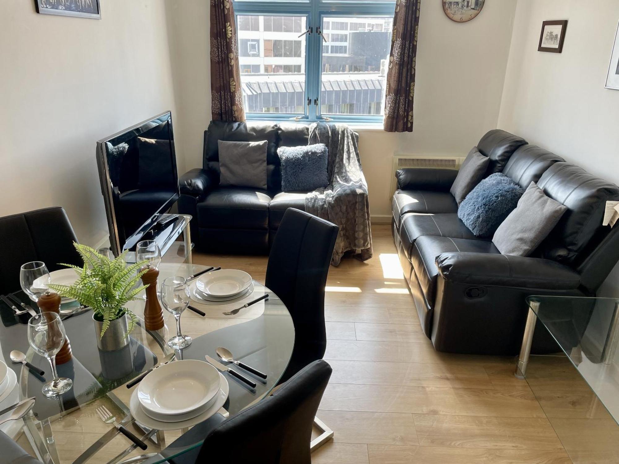 Hk Life Serviced Apartment , City Centre Swindon Ngoại thất bức ảnh