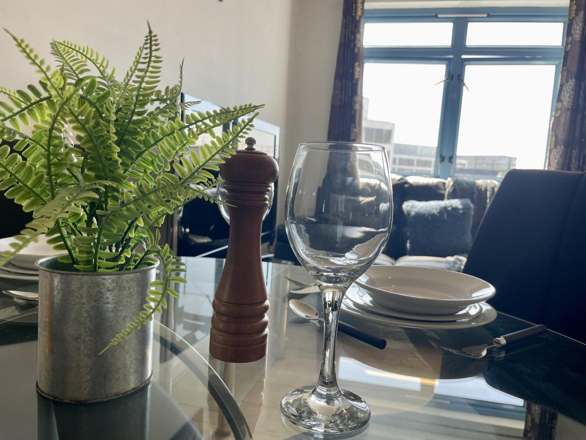 Hk Life Serviced Apartment , City Centre Swindon Ngoại thất bức ảnh