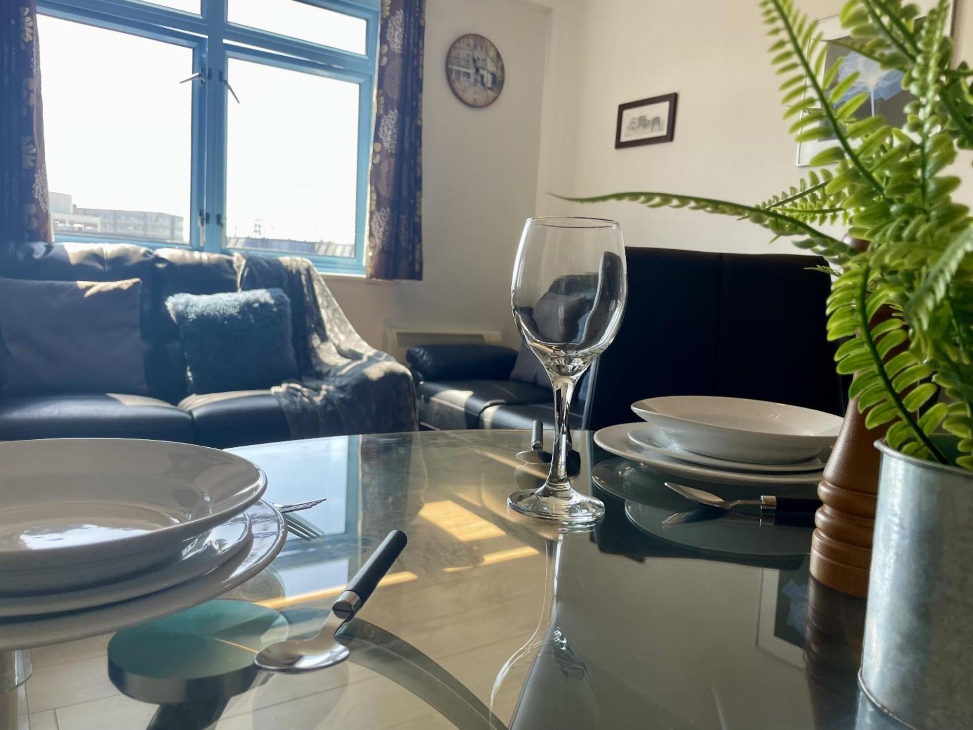 Hk Life Serviced Apartment , City Centre Swindon Ngoại thất bức ảnh