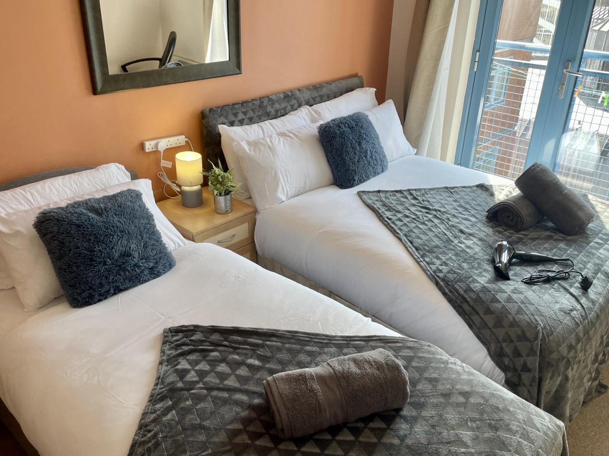 Hk Life Serviced Apartment , City Centre Swindon Ngoại thất bức ảnh
