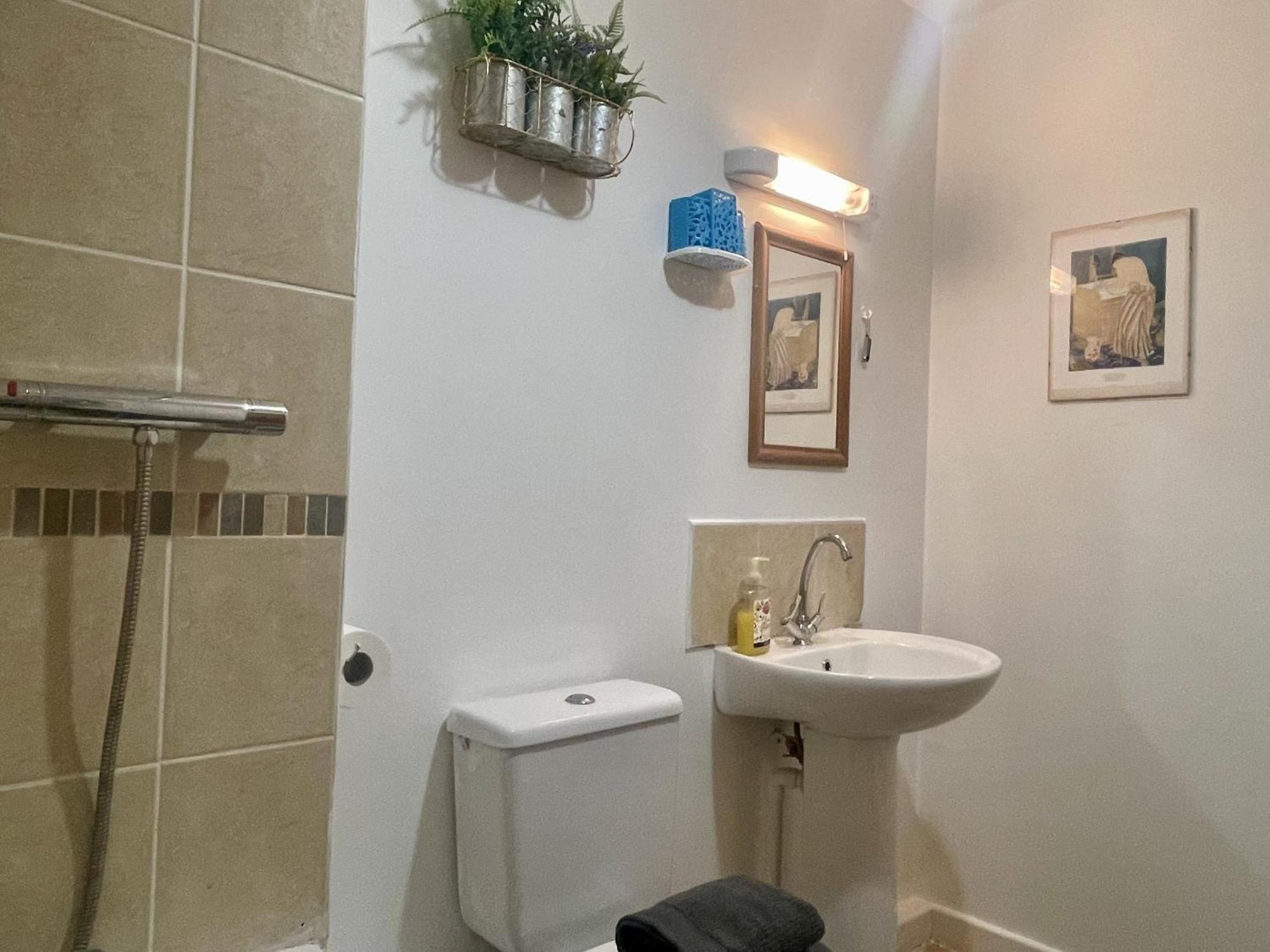 Hk Life Serviced Apartment , City Centre Swindon Ngoại thất bức ảnh
