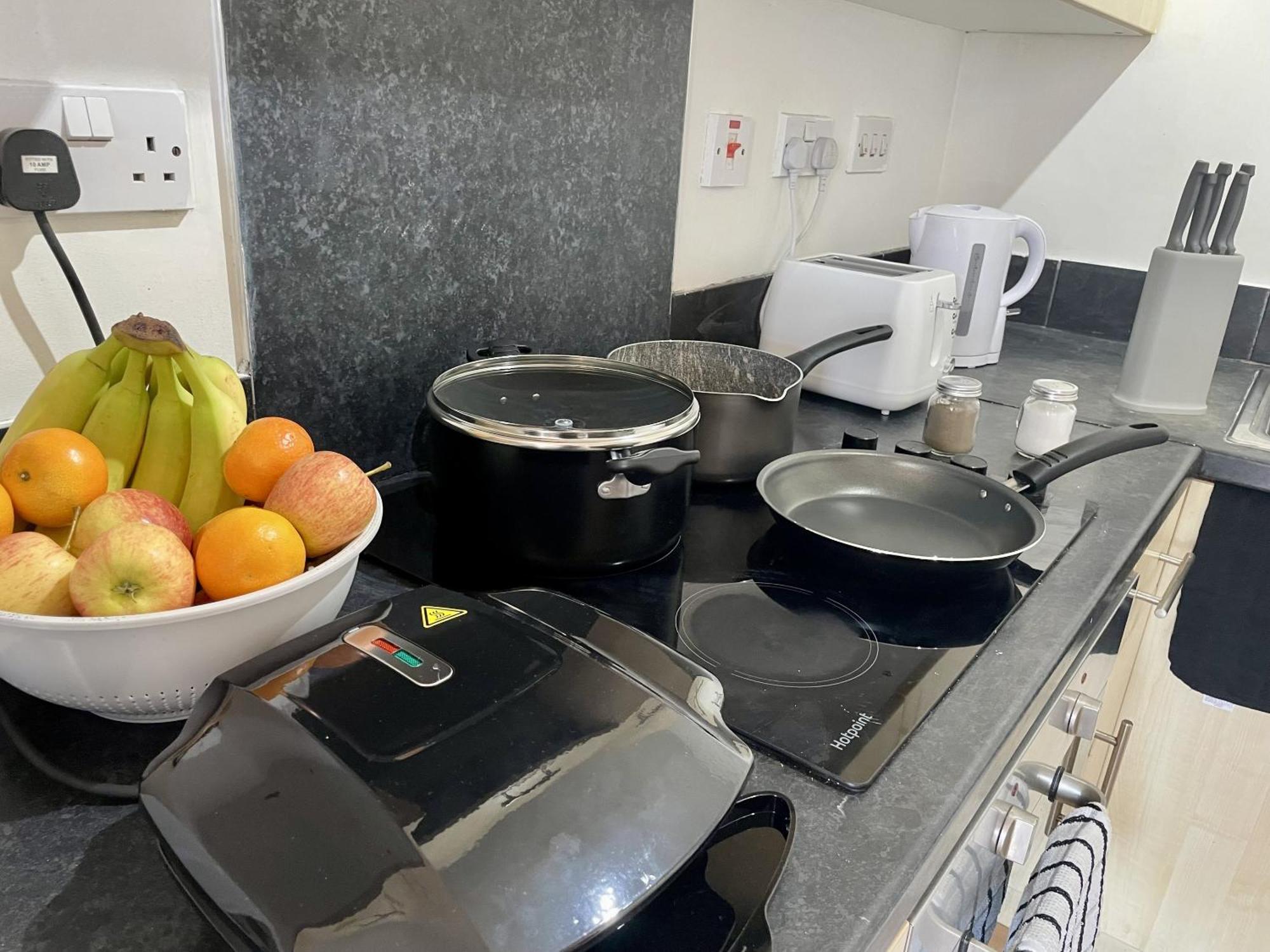 Hk Life Serviced Apartment , City Centre Swindon Ngoại thất bức ảnh