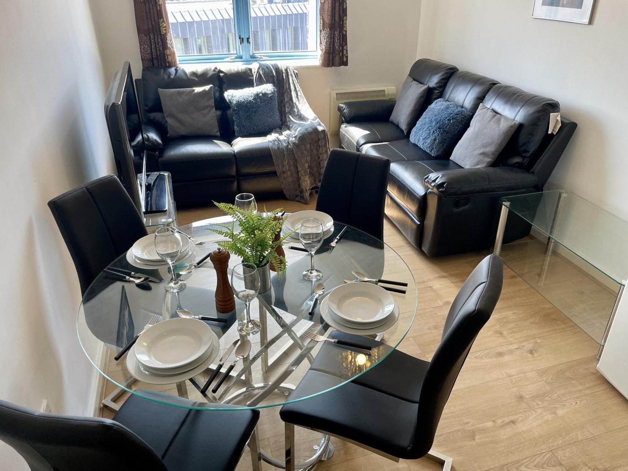 Hk Life Serviced Apartment , City Centre Swindon Ngoại thất bức ảnh