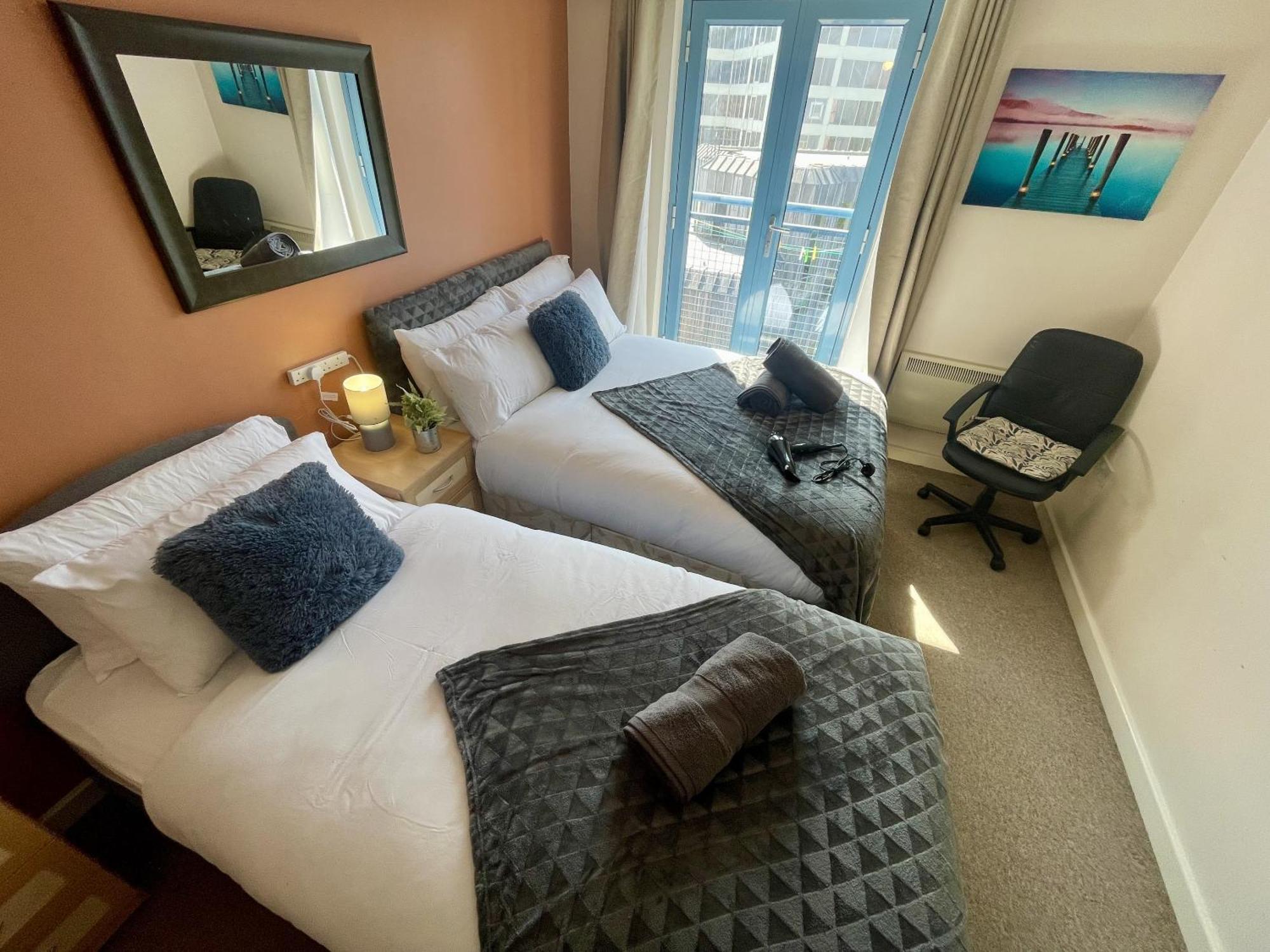 Hk Life Serviced Apartment , City Centre Swindon Ngoại thất bức ảnh